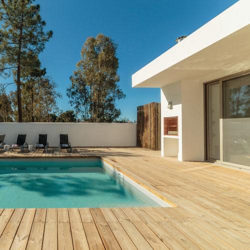 Terrasse en bois bord de piscine