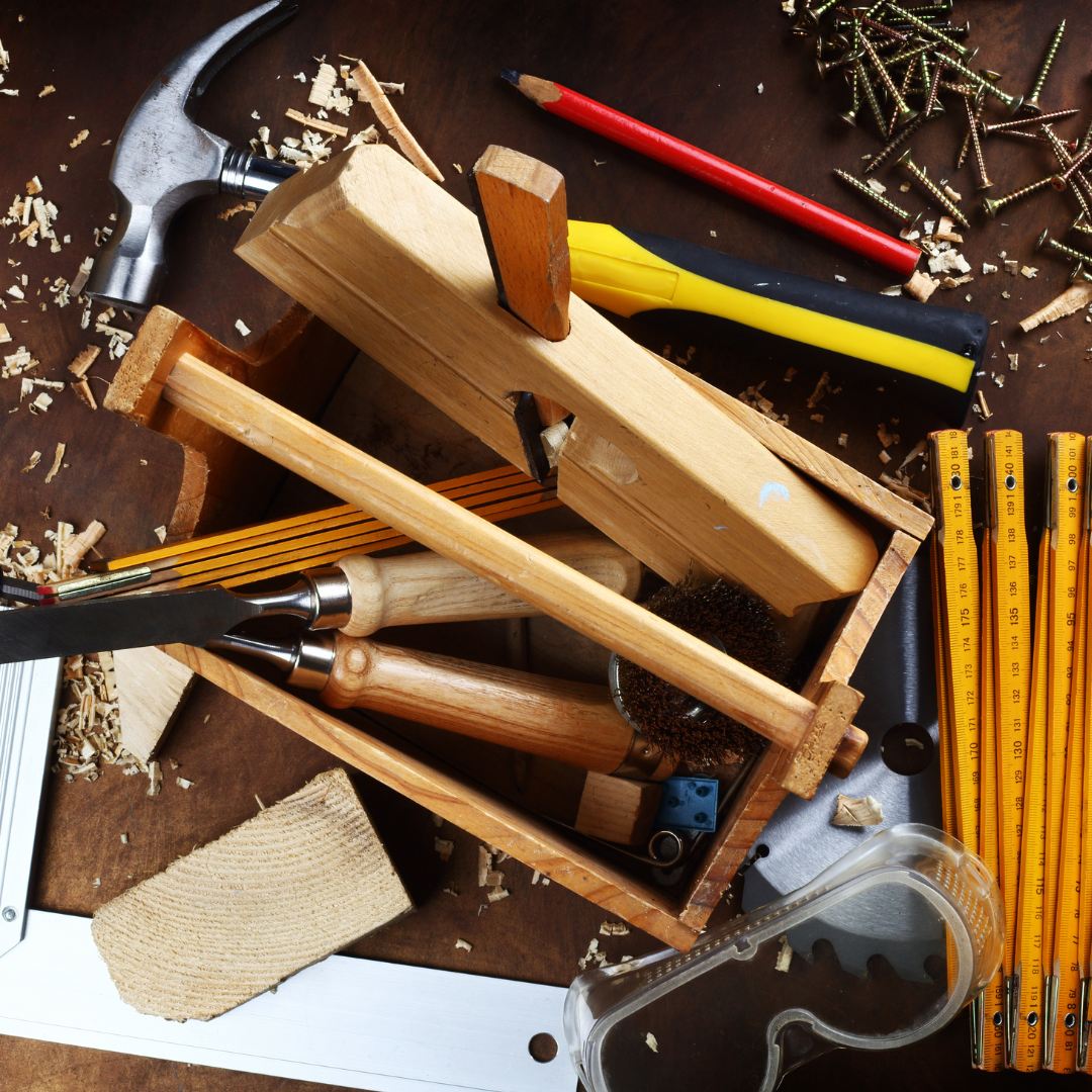 Outils nécessaires sur un chantier : marteau, pinceau, crayon, équerre, lunettes de protection, mètre