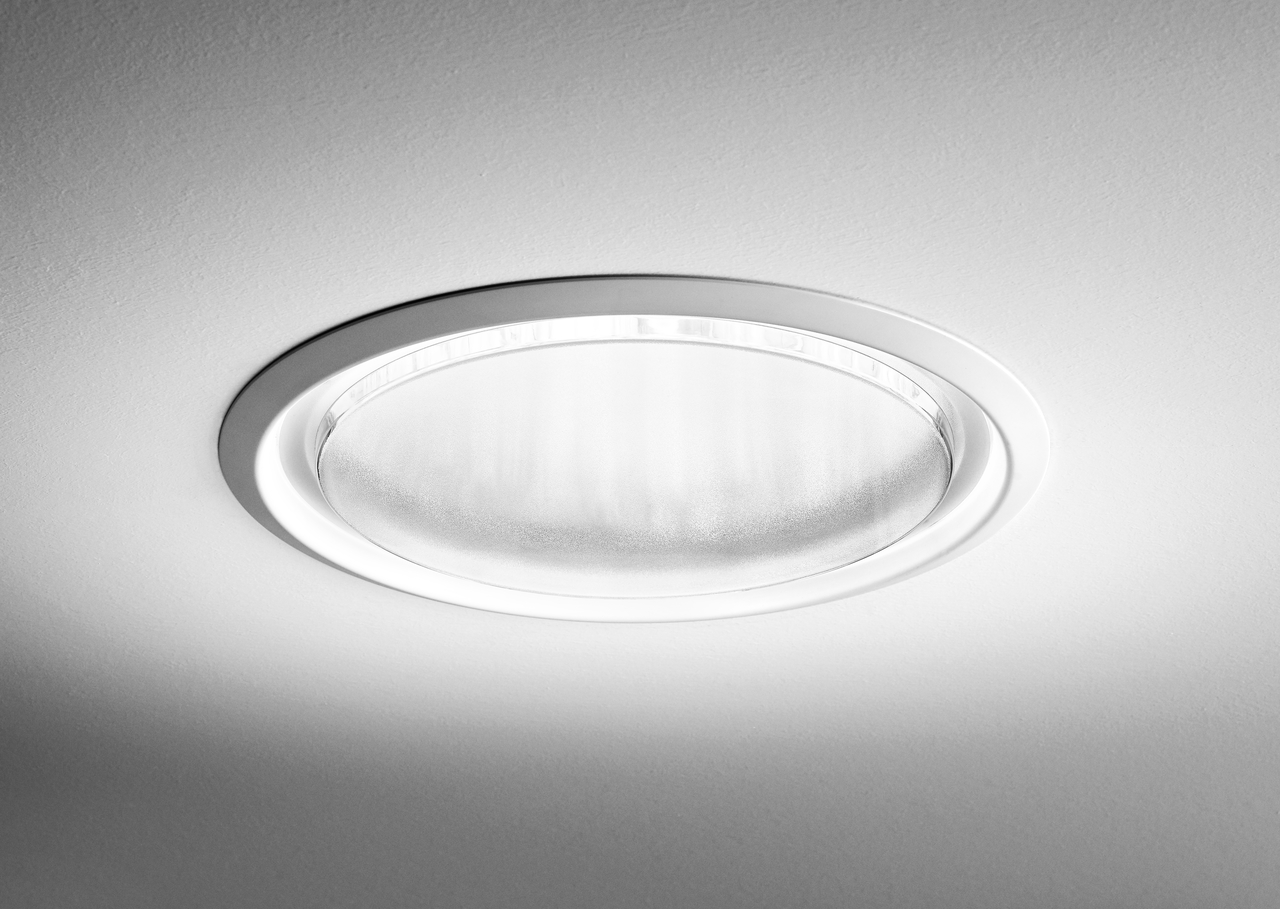 Réalisation d'un conduit de lumière au plafond. Il est en forme de cercle avec une vitre transparente et de couleur blanc.