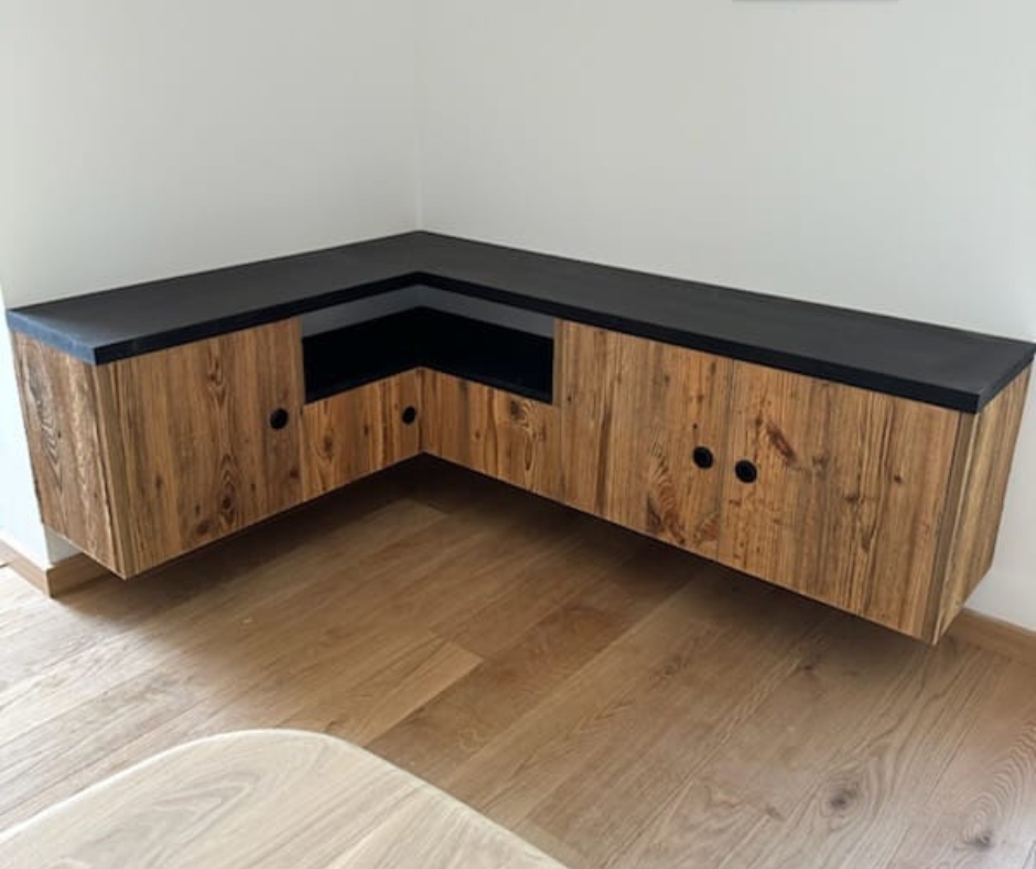 Revêtement de mobilier en panneau 3 plis vieux bois. Support noir mat. Petit meuble d'angle avec des placards.