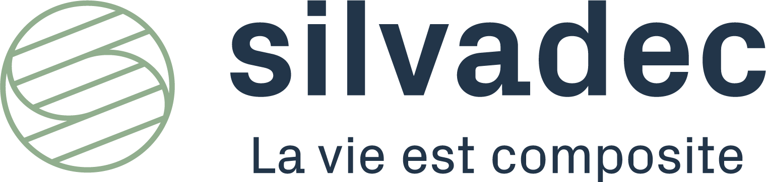 Logo Silvadec, avec le slogan La vie est composite. La couleur est bleu marine. A gauche un cercle strié de couleur vert.