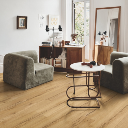 Photo d'ambiance d'un salon moderne avec un parquet en chêne, une table basse, un canapé gris d'angle, un grand miroir au mur et une fenêtre donnant sur l'extérieur.