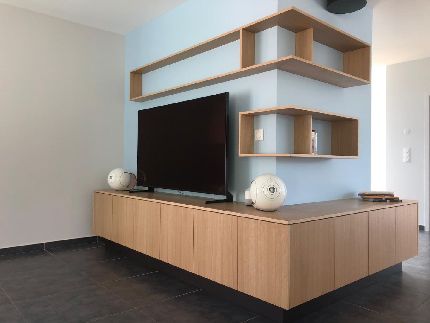 Mobilier en bois sur mesure. Etagères et meuble TV marron claire