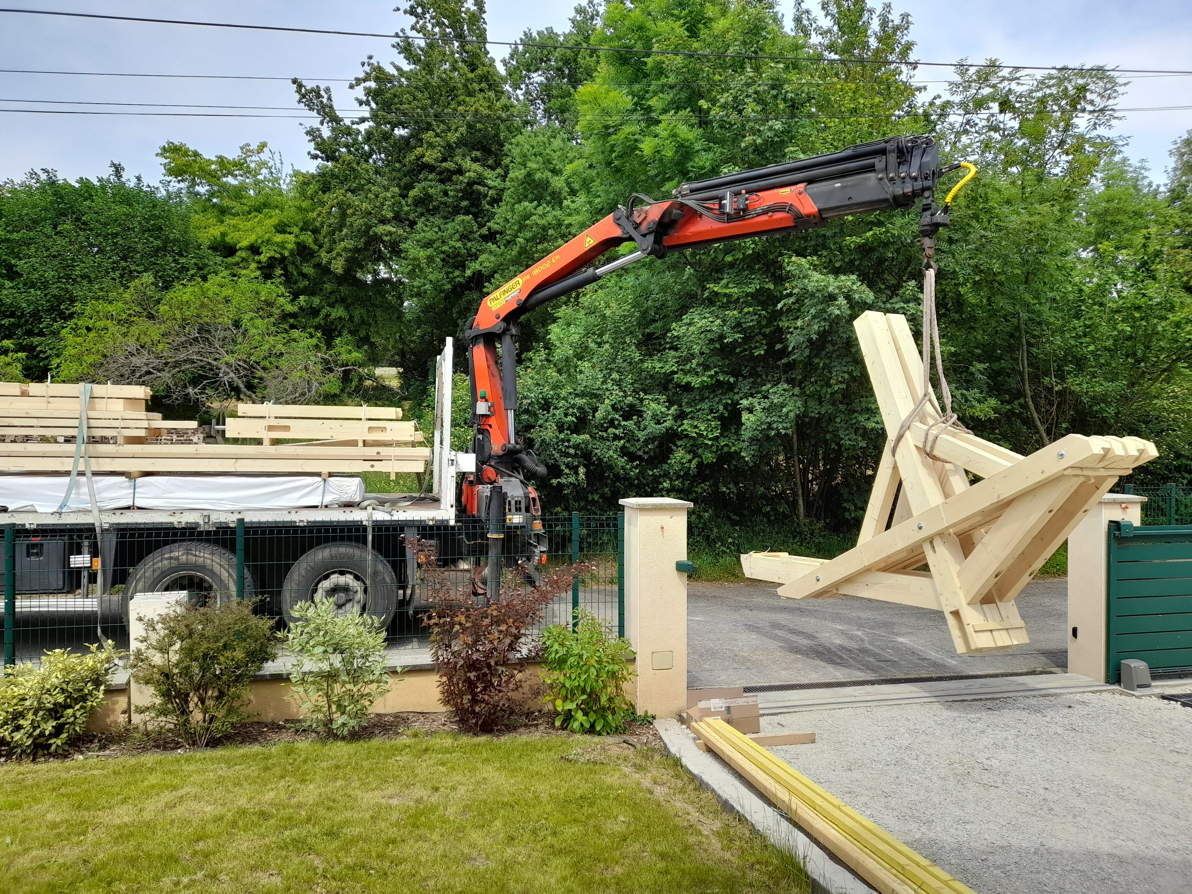 Déchargement d'un carport en kit prêt à poser sur le chantier d'un client.